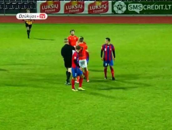 VIDEO: Cateva pase si-o serie de pumni! In Lituania, doi coechipieri s-au luat la bataie pe teren