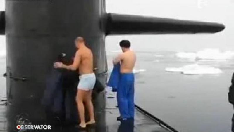 Baie cu caciula in cap! Cativa marinari din echipajul unui submarin rusesc s-au scaldat in gheata