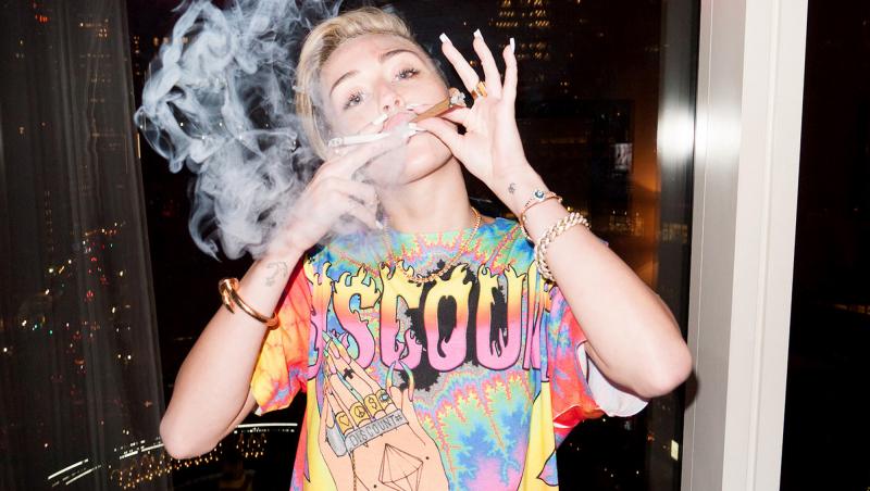 FOTO! Miley Cyrus nu are limite! Cantareata apare, din nou, in ipostaze socant de sexy