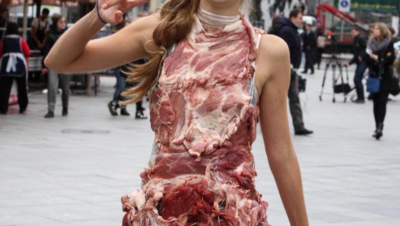 FOTO! Protest a la Lady gaga, in rochie din carne cruda
