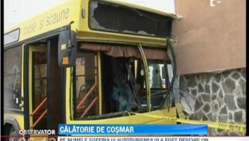 Autobuz plin cu calatori, implicat intr-un accident violent: 13 pasageri au ajus la spital
