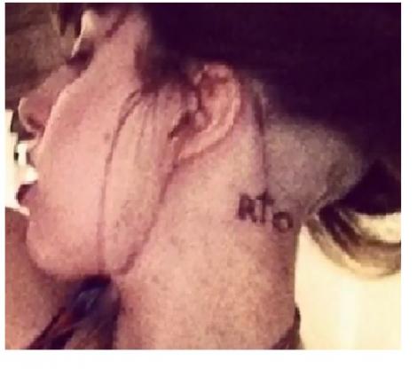 Lady Gaga s-a tatuat pe gat ca... puscariasii!