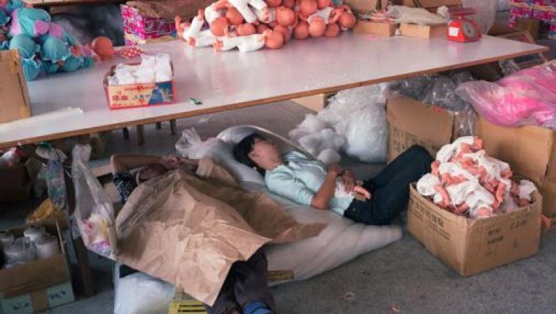 GALERIE FOTO! Muncitorii care produc jucarii dorm in fabrici