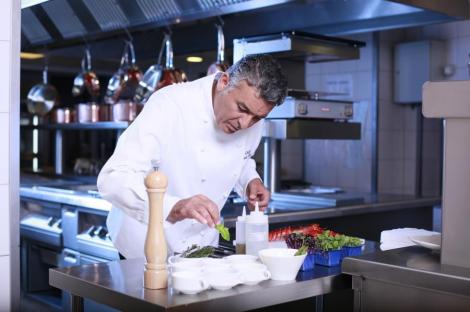 Chef Joseph Hadad creste singur trei copii: "E mai dur la televizor decat acasa!" Un nou sezon Top Chef incepe in curand la Antena 1