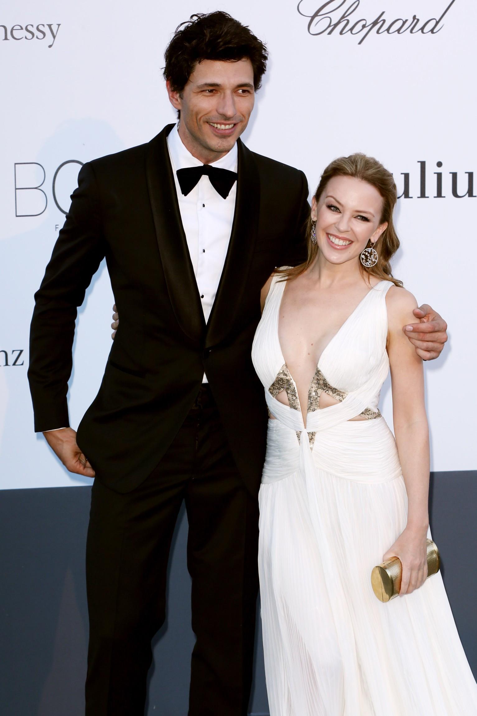 Kylie Minogue nu are noroc in dragoste! Cantareata s-a despartit de iubitul ei, dupa o relatie de cinci ani