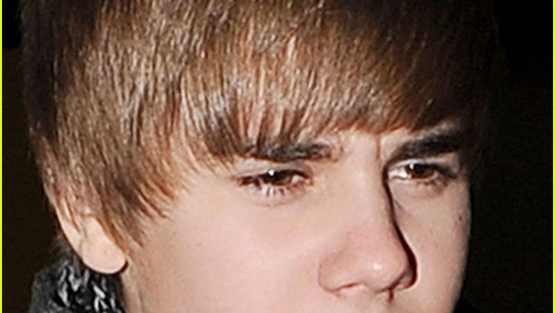 Justin Bieber: Mustacioara lui, pana corbului!