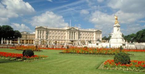 Regina Angliei isi renoveaza “casele”: 71 de milioane de dolari!!!
