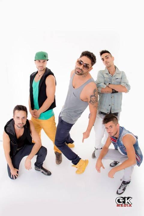 Tinuta de scena pentru Connect-R, de la baietii trupei 1st Class! Aceasta e jacheta oficiala a artistului: personalizata cu tinte (FOTO)