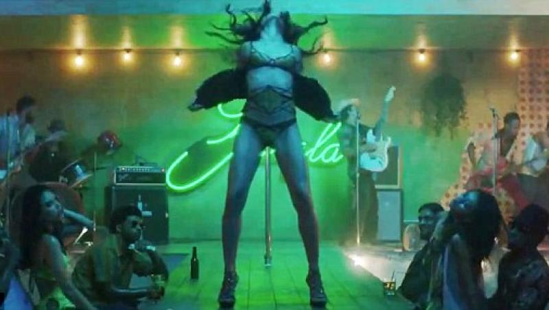 VIDEO HOT! Freida Pinto, scene de striptease in noul videoclip al lui Bruno Mars!