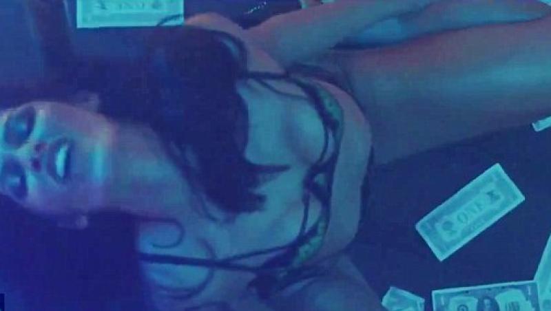 VIDEO HOT! Freida Pinto, scene de striptease in noul videoclip al lui Bruno Mars!