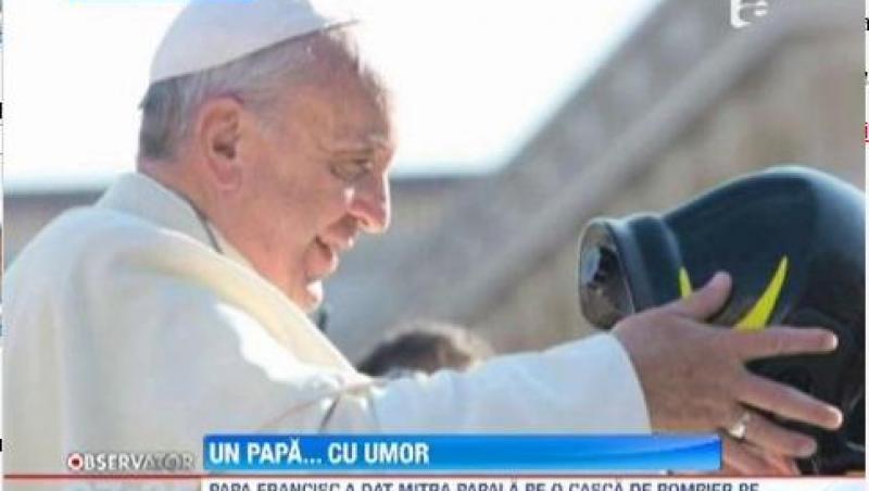 Papa Francisc a testat o casca de pompier