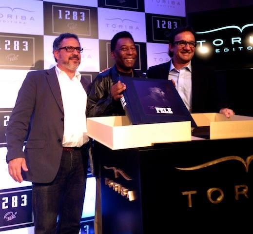 Un volum urias pentru un fotbalist urias: Carte de 15 kilograme despre Pele