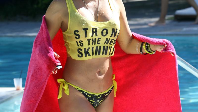 Galerie FOTO! Fosta Miss Bikini, surprinsa in ipostaze incendiare la piscina. Verdictul: bomba SEXY la 38 de ani