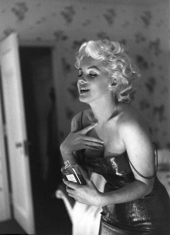 Marilyn Monroe. Simbol. Feminitate | Fotografie veche de peste 50 de ani, in noua campanie pentru celebrul 5. Chanel no 5!