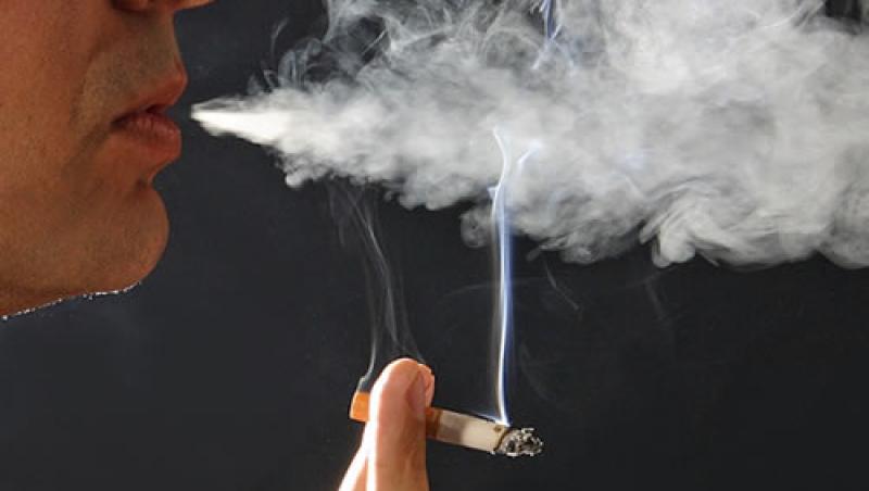 Ca sa evite chiulul: Un director le-a permis elevilor sa fumeze-n curtea scolii!