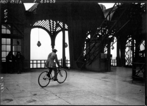 FOTO INEDIT! Asa se coboara in Turnul Eiffel! Bicicleta, "liftul" anului 1923