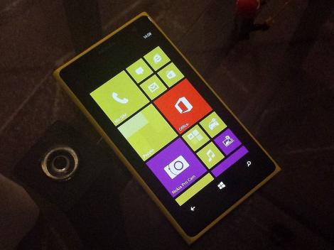 Nokia Lumia 1020, cea mai performanta “camera foto cu telefon”, in Romania