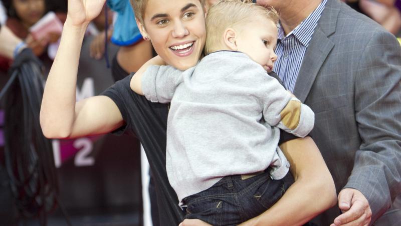 Justin Bieber, un baiat de pus pe rana! Idolul adolescentilor si-a facut o fana fericita in timpul unui concert
