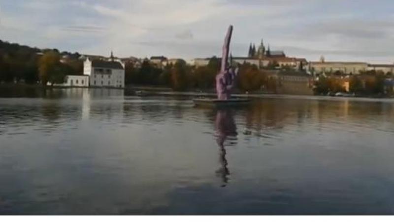 Le-a aratat degetul mijlociu. Un artist din Cehia a realizat o statuie uriasa care pluteste pe raul Vltava si poate fi vazuta din biroul presedintelui Milos Zeman