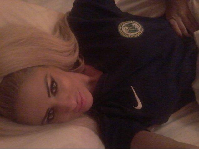 Sanziana doarme in tricoul iubitului!