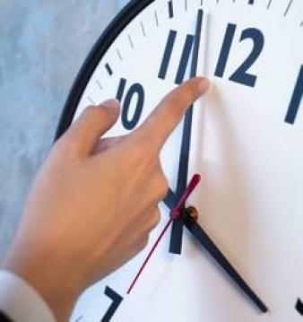 Sambata spre duminica vom trece la ORA DE IARNA: Cum s-a ajuns ca o noapte pe an sa aiba 13 ore