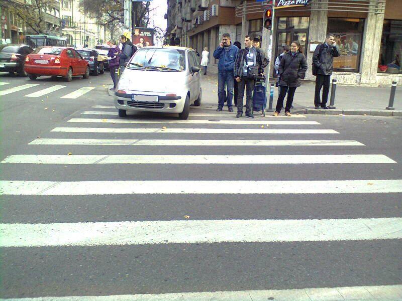 Nici masinile nu mai sunt ce au fost! "Se fac" pietoni si traverseaza pe la trecere