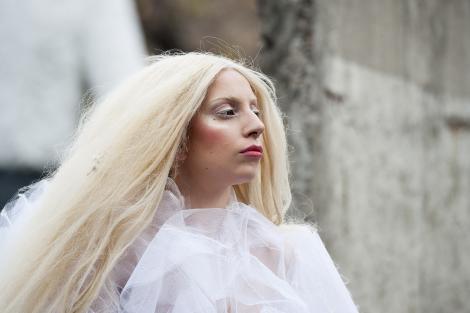 FOTO! Lady Gaga, aparitie ingrijoratoare la plecarea din Berlin!