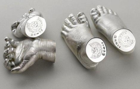 Pippa Middleton i-a daruit nepotelului George o sculptura din argint a mainilor si picioarelor lui