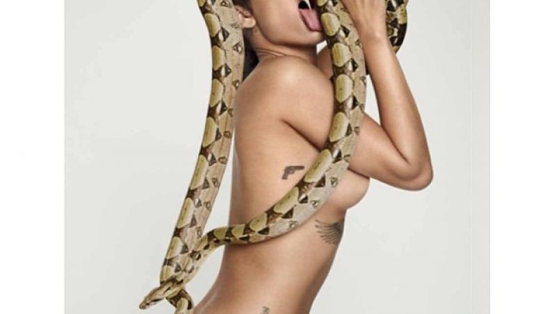 Galerie FOTO: Misca-te ca sarpele! Rihanna, periculos de sexy in cel mai recent pictorial