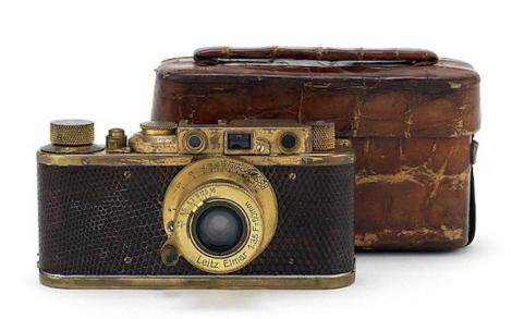 O camera foto vintage, placata cu aur, ar putea fi vanduta cu peste un milion de lire sterline!