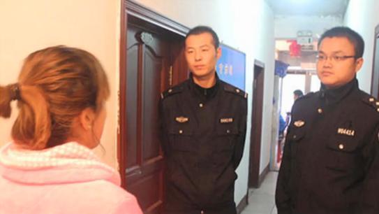 Si-a aranjat o intalnire fierbinte pe internet, dar l-a gasit in pat pe socrul ei