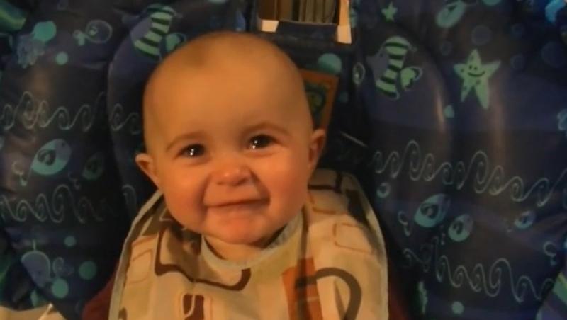 VIDEO! Emotionant! Reactia unui bebelus cand mama lui ii canta