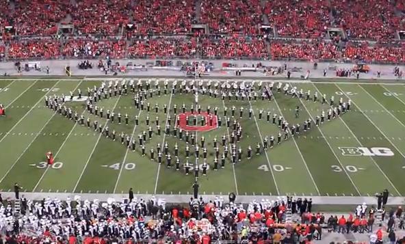 De-a dreptul INEDIT! "Superman opreste o cladire de la prabusire": spectacol din corpurile umane ale unei Fanfare