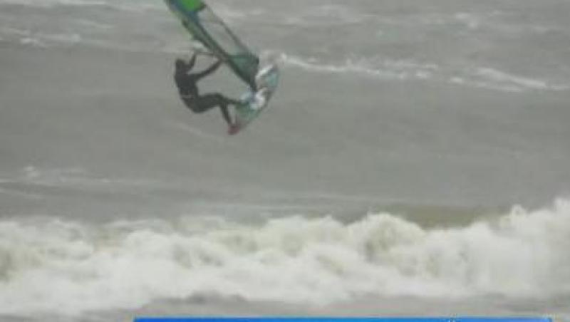 Amator de adrenalina! Un tanar a facut windsurfing in Mamaia, pe o vreme extrema
