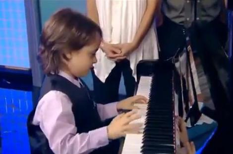 VIDEO! Prietenii lui cei mai buni, pianul si partiturile de Beethoven: are cinci ani si zece degete magice