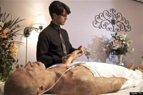 La limita dintre viata si moarte: Iluzionistul Criss Angel incearca sa invie un cadavru