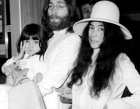 Casa in care John Lennon si-a petrecut copilaria s-a vandut pentru 500.000 de euro