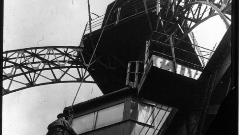 FOTO INEDIT: Cum se vopsea Turnul Eiffel in anul 1932