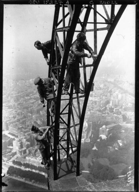 FOTO INEDIT: Cum se vopsea Turnul Eiffel in anul 1932