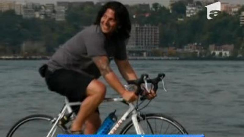 Un american a traversat un rau, pedaland cu bicicleta pe apa