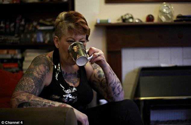 O britanica a cheltuit mii de lire ca sa-si tatueze corpul cu imagini din "Twilight"