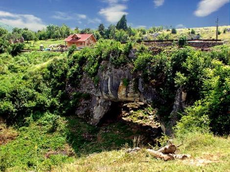 "Podul lui Dumnezeu", o minune a naturii: singurul pod natural rutier din Romania