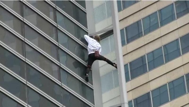 VIDEO! Adevaratul Spiderman, Alain Robert, a mai cucerit varful unui zgarie-nori