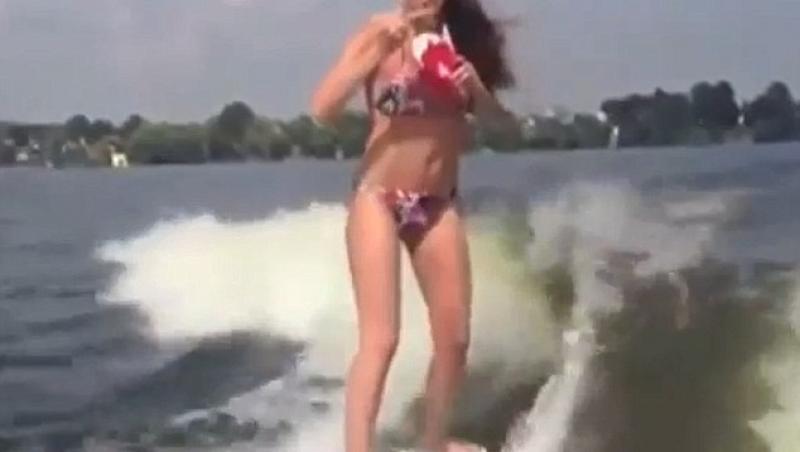 E multitalentata! O rusoaica sexy mananca in timp ce face surfing! 