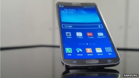 Samsung a lansat smartphone-ul cu ecran curbat!