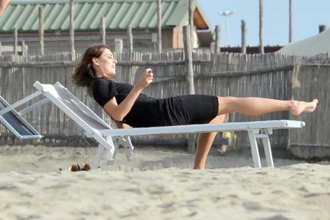 FOTO! Catrinel Menghia, distractie pe plaja, alaturi de familie si prieteni