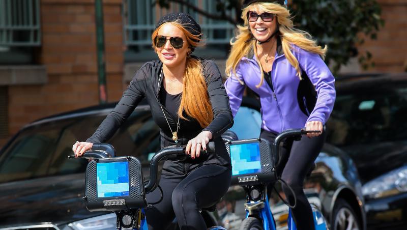 Lindsay Lohan se cuminteste? Si-a scos mama la o plimbare cu bicicleta