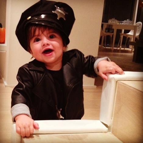 Shakira, il faci politist? De Halloween, bebe Pique este... organ al legii, cu uniforma completa! 