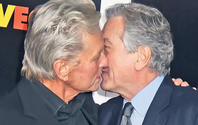 FOTO! De Niro si Douglas, sarut patimas la un eveniment din New York!