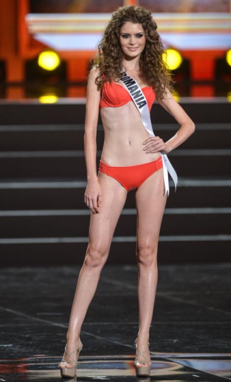 FOTO! Așa a defilat românca noastră la Miss Universe 2013! Bikini sexy, pene de păun și rochie de gală